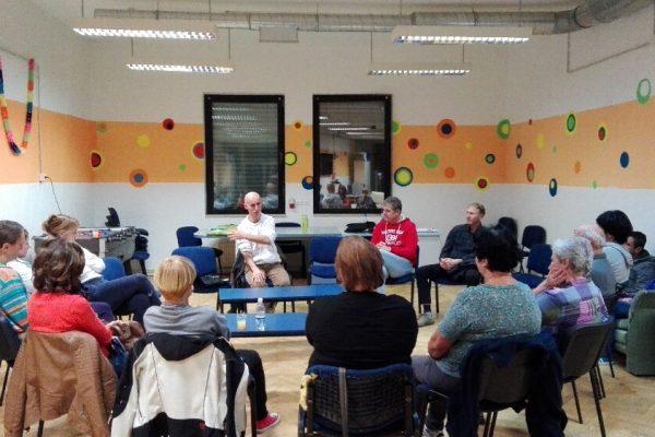 Odprti ponedeljek: Melodije za dušo – sprostitev ob mantrah, kitari in vokalu – Andrej Pešec