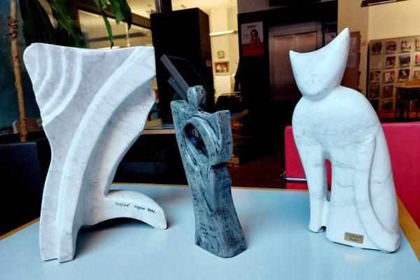 Mostra di Toni Misson: sculture di barche e di animali marini