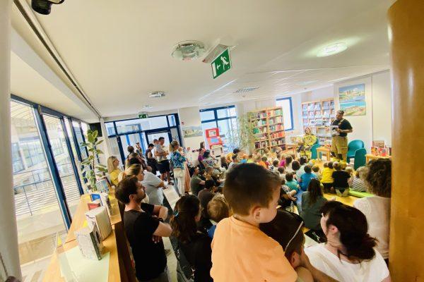 Kopica navdušenih otrok prisluhnila pravljični uri z gasilci