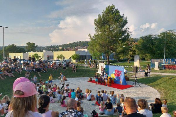 Otroci so v parku Sonce z veseljem prisluhnili Piki Nogavički