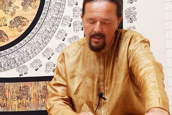 Odprti ponedeljek: Sproščujoča glasbena delavnica ob indijski tradicionalni glasbi, Jesse Cool