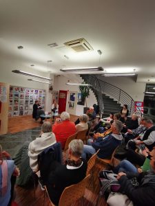 Roman A si lahko vsaj enkrat tiho nam ponuja razmislek o različnih družbenih fenomenih. Vabljeni na literarni večer, poln življenjskega elana in navdiha. Z avtorico se bo pogovarjala Ivana Jana Paladin.