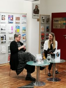 Roman A si lahko vsaj enkrat tiho nam ponuja razmislek o različnih družbenih fenomenih. Vabljeni na literarni večer, poln življenjskega elana in navdiha. Z avtorico se bo pogovarjala Ivana Jana Paladin.