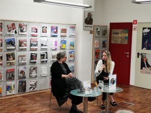 Roman A si lahko vsaj enkrat tiho nam ponuja razmislek o različnih družbenih fenomenih. Vabljeni na literarni večer, poln življenjskega elana in navdiha. Z avtorico se bo pogovarjala Ivana Jana Paladin.