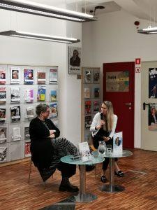 Roman A si lahko vsaj enkrat tiho nam ponuja razmislek o različnih družbenih fenomenih. Vabljeni na literarni večer, poln življenjskega elana in navdiha. Z avtorico se bo pogovarjala Ivana Jana Paladin.