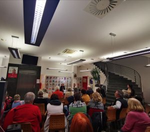 Roman A si lahko vsaj enkrat tiho nam ponuja razmislek o različnih družbenih fenomenih. Vabljeni na literarni večer, poln življenjskega elana in navdiha. Z avtorico se bo pogovarjala Ivana Jana Paladin.