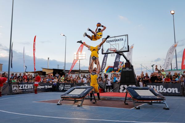 Lučke: Akrobatska predstava z Dunking Devils: Košarkar naj bo
