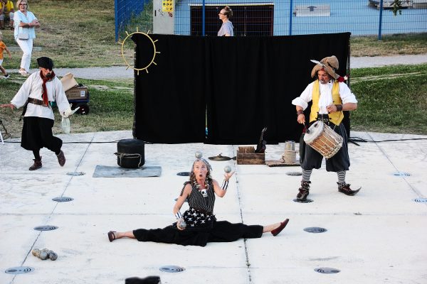 Gusarji s pomočjo morja otrok do zaklada