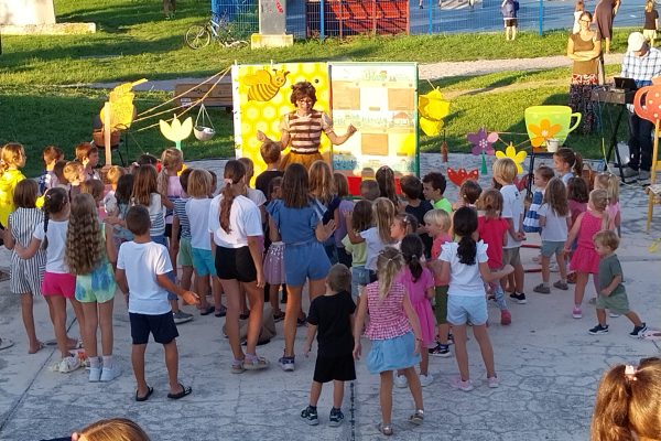 Otroci s Čebelico Zzino odplesali v jesen